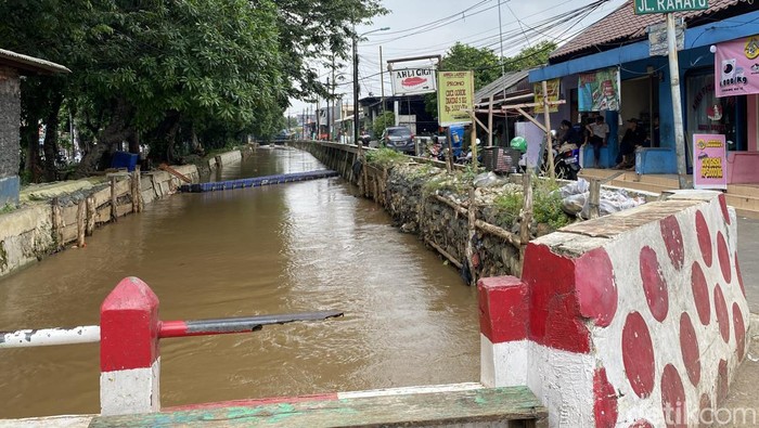 Kondisi tanggul di Kali Baru, kawasan pertigaan Hek, Kramat Jati, Jakarta Timur, 9 Juni 2022. (Annisa Rizky Fadhila/detikcom)