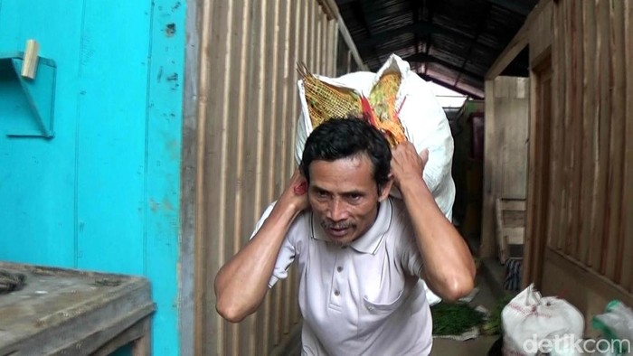 Kuli panggul Pasar Banjarnegara, Darmin (59) akhirnya bisa pergi haji tahun ini