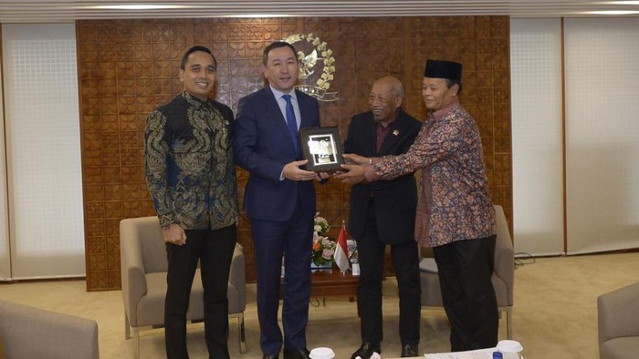 Kunjungan kehormatan (courtesy call) Duta Besar Kazakhstan untuk Indonesia, di Gedung DPR RI, Senayan, Jakarta, Kamis (9/6/2022).