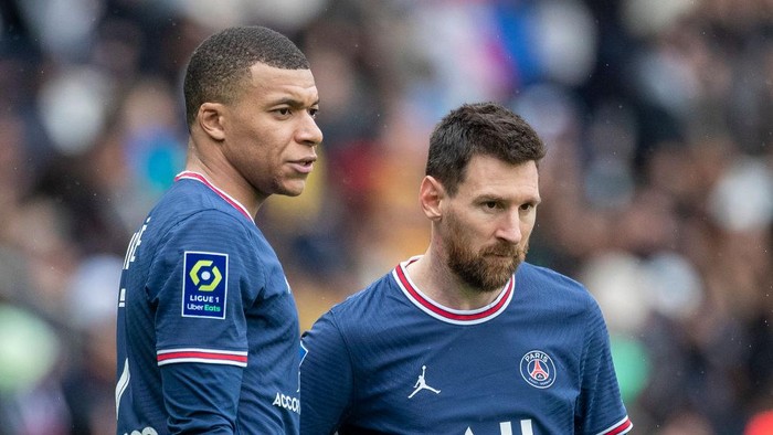 PARIS, FRANCE - August 10: Kylian Mbappé #7 of Paris Saint-Germain and Lionel Messi #30 of Paris Saint-Germain during the Paris Saint-Germain Vs Bordeaux, French Ligue 1 regular season match at Parc des Princes on March 13th 2022 in Paris, France (Photo by Tim Clayton/Corbis via Getty Images)
