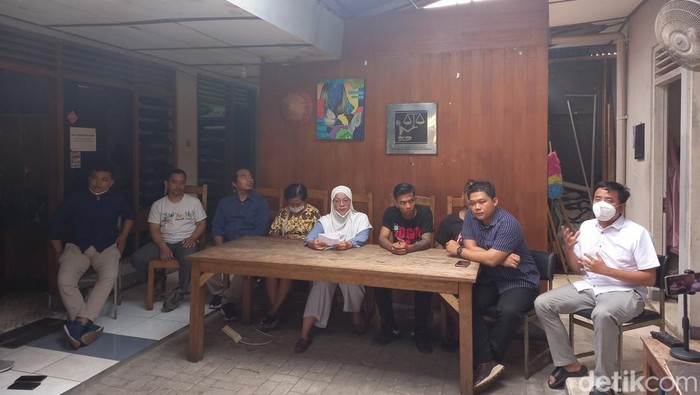 LBH Yogyakarta bersama gabungan masyarakat sipil Yogyakarta saat jumpa pers terkait kasus korupsi eks Walkot Jogja Haryadi Suyuti, Kamis (9/6/2022).