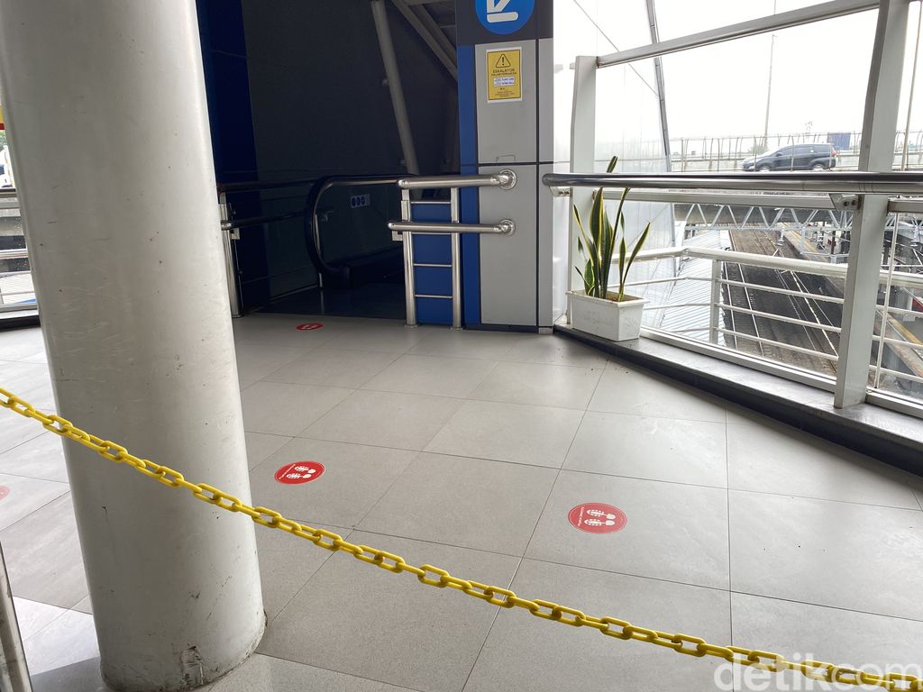 Lift dan eskalator Stasiun Cakung, Jaktim, mati. 9 Juni 2022. (Annisa Rizky Fadhila/detikcom)