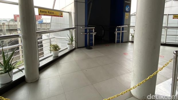 Lift dan eskalator Stasiun Cakung, Jaktim, mati. 9 Juni 2022. (Annisa Rizky Fadhila/detikcom)