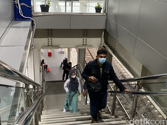 Lift dan eskalator Stasiun Cakung, Jaktim, mati. 9 Juni 2022. (Annisa Rizky Fadhila/detikcom)