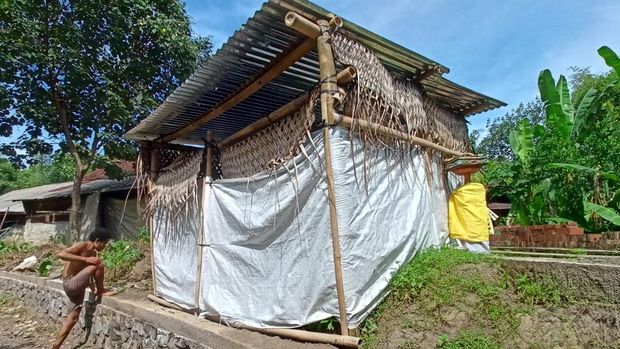 Lokasi goa yang ditemukan di lahan milik I Wayan Puja di Banjar Dalem, Desa Pejaten, Kecamatan Kediri, Kabupaten Tabanan, Bali, diberi pagar seperti terlihat pada Kamis (9/6/2022).