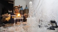 Kerajinan kaca pyrex berbentuk landmark kota dan miniatur hewan. Dijual melalui pasar digital dan melayani permintaan dari luar kota hingga luar negeri seperti Surabaya, Jakarta, Tangerang, Singapura, dan Malaysia.