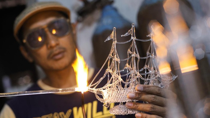 Kerajinan kaca pyrex dibuat perajin di Gresik tak hanya diburu di pasar nasional. Kerajinan ini juga telah dipasarkan hingga negara tetangga seperti Singapura.