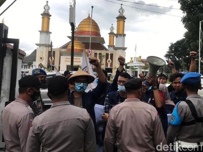 Mahasiswa Unjukrasa di Kejari Sukabumi, Tuntut Apa Sih?