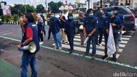 Aksi ini berlangsung tertib. Mahasiswa berorasi bergantian menyatakan pendapatnya. 