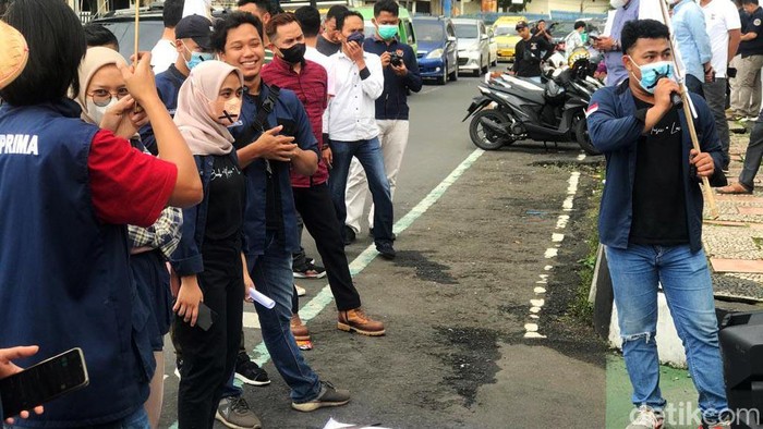Mahasiswa Desak Kejari Sukabumi Serius Tangani Kasus Korupsi Mahasiswa yang tergabung dalam Pengurus Besar Himpunan Mahasiswa Asal Sukabumi (PB Himasi) menggelar unjuk rasa di Gedung Kejaksaan Negeri, Jalan Perintis Kemerdekaan, Kecamatan Cikole, Kota Sukabumi, Kamis (9/6/2022). Aksi itu didorong dua kasus mandek alias tak ada kejelasan proses hukumnya. Pertama terkait kelanjutan proyek Pasar Pelita dan kedua mengenai dugaan tindak pidana korupsi (tipikor) DPRD Kota Sukabumi.