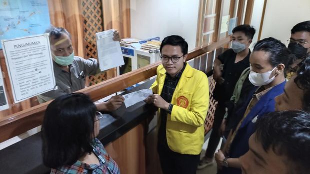 Aliansi Nasional Reformasi RKUHP menyurati Presiden Jokowi secara resmi agar membuka draf RKUHP terbaru ke publik, di kantor Setneg, Jakarta, Kamis (9/6/2022).