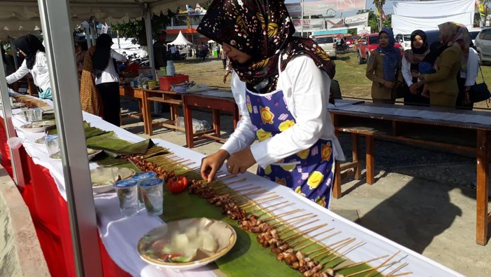 Masyarakat Kabupaten Kaur saat menyiapkan sate gurita.