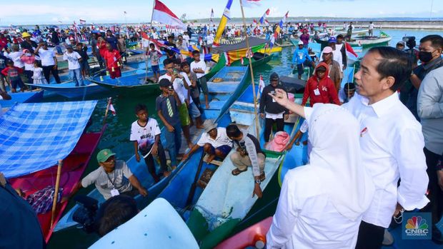 Masyarakat Wakatobi antusias menyambut kedatangan Presiden Joko Widodo dan Ibu Iriana Joko Widodo. Sesaat sebelum membuka Pertemuan Puncak Gugus Tugas Reformasi Agraria (GTRA Summit) 2022, Presiden menyapa dan berfoto bersama warga yang sudah berkumpul di sekitar lokasi pelaksanaan GTRA Summit 2022 pada Kamis, 9 Juni 2022. (Dok: Biro Pers Sekretariat Presiden)