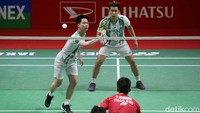 Jomkoh/Kedren tancap gas di awal gim kedua dan mampu unggul jauh 6-1, 7-1, 8-1, 9-1. Wakil Thailand itu menutup interval dengan keunggulan 11-2. Pasangan peringkat 36 dunia itu kembali melanjutkan performa apiknya selepas interval, hingga mampu unggul 10 angka 16-6. Jomkoh/Kedren memenangim gim kedua 21-8. Rubber game!