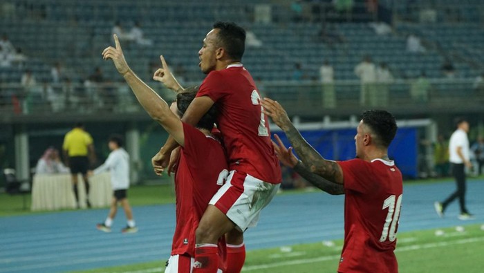 Timnas Indonesia unggul 2-1 atas Kuwait dalam laga Kualifikasi Piala Asia 2023. Kemenangan Indonesia berasal dari penalti Marc Klok dan gol Rachmat Irianto.