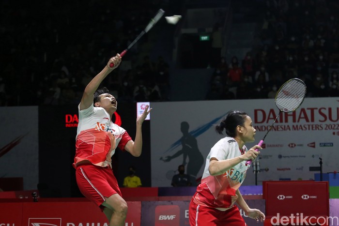 Rinov Rivaldy/Pitha Haningtyas Mentari memangi perang saudara kontra Praveen Jordan/Melati Daeva Oktavianti. Rinov/Pitha pun melaju ke 8 besar Indonesia Masters 2022.