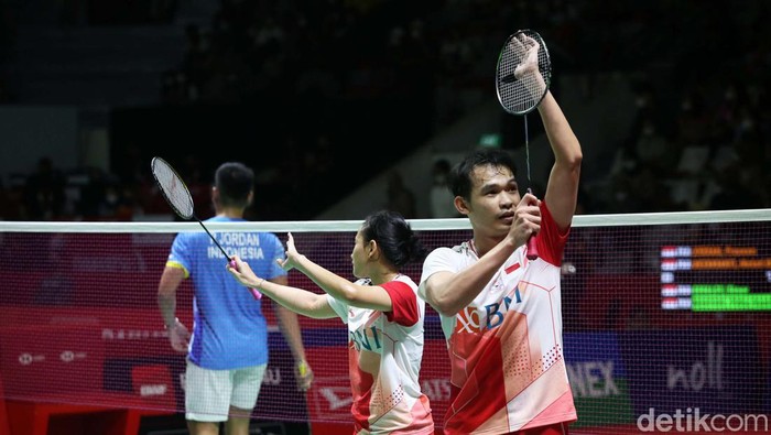Menangi Perang Saudara, Rinov/Pitha ke 8 Besar Indonesia Masters Rinov Rivaldy/Pitha Haningtyas Mentari memangi perang saudara kontra Praveen Jordan/Melati Daeva Oktavianti. Rinov/Pitha pun melaju ke 8 besar Indonesia Masters 2022.