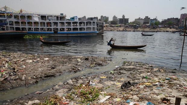 Industrialisasi dan pencemaran lingkungan mengubah wajah beberapa sungai di dunia. Salah satunya Sungai Buriganga di Bangladesh.