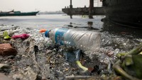 Saat bangsa Mughal menjadikan Dhaka sebagai ibukota negara pada 1610, Buriganga telah menjadi jalur utama untuk perdagangan. Sungai ini juga menjadi sumber air minum untuk warga.