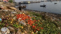 Namun, sekarang Sungai Buriganga tercemar parah. Penyebab utamanya adalah polusi yang terdiri dari limbah kimia, plastik, minyak, sampai limbah rumah tangga.