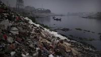 Kota Dhaka mengeluarkan ribuan ton sampah per harinya, dan mayoritas sampah dibuang ke Buriganga!