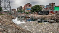 Menurut Departemen Lingkungan setempat, setiap hari Kota Dhaka membuang 20.000 ton sampah termasuk sampah beracun.