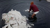 Menghitamnya air sungai ini mencerminkan bahwa sungai ini telah mati.