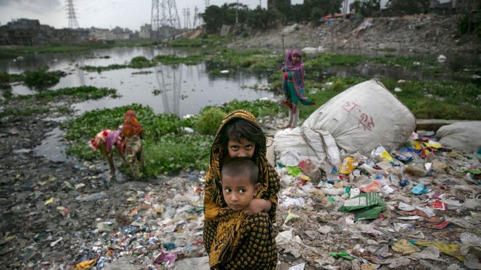 Menelusuri Sungai Paling Tercemar di Bangladesh Industrialisasi dan pencemaran lingkungan mengubah wajah beberapa sungai di dunia. Salah satunya Sungai Buriganga di Bangladesh.
