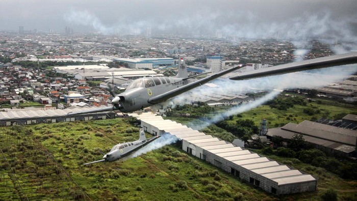 Komandan Skuadron 600 Mayor Laut (P) A Ervan Gustanto (kiri) Lettu Laut (P) Judistira Permana (tengah) menerbangkan pesawat Bonanza G-36 Skuadron 200 Wing Udara 2 Puspenerbal saat latihan terbang di Lanudal Juanda, Surabaya, Jawa Timur, Rabu (8/6/2022). Latihan pesawat Bonanza G-36 tersebut untuk memeriahkan acara 