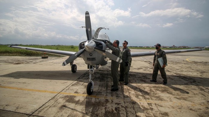 Komandan Skuadron 600 Mayor Laut (P) A Ervan Gustanto (kiri) Lettu Laut (P) Judistira Permana (tengah) menerbangkan pesawat Bonanza G-36 Skuadron 200 Wing Udara 2 Puspenerbal saat latihan terbang di Lanudal Juanda, Surabaya, Jawa Timur, Rabu (8/6/2022). Latihan pesawat Bonanza G-36 tersebut untuk memeriahkan acara 