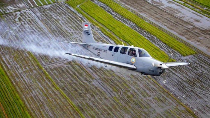 Komandan Skuadron 600 Mayor Laut (P) A Ervan Gustanto (kiri) Lettu Laut (P) Judistira Permana (tengah) menerbangkan pesawat Bonanza G-36 Skuadron 200 Wing Udara 2 Puspenerbal saat latihan terbang di Lanudal Juanda, Surabaya, Jawa Timur, Rabu (8/6/2022). Latihan pesawat Bonanza G-36 tersebut untuk memeriahkan acara 