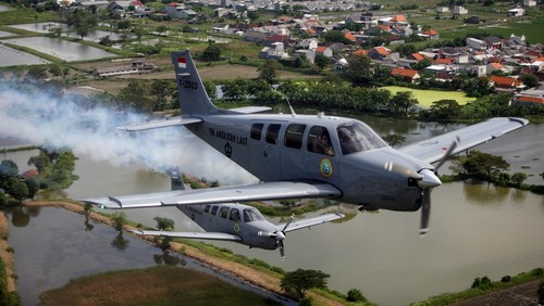 Komandan Skuadron 600 Mayor Laut (P) A Ervan Gustanto (kiri) Lettu Laut (P) Judistira Permana (tengah) menerbangkan pesawat Bonanza G-36 Skuadron 200 Wing Udara 2 Puspenerbal saat latihan terbang di Lanudal Juanda, Surabaya, Jawa Timur, Rabu (8/6/2022). Latihan pesawat Bonanza G-36 tersebut untuk memeriahkan acara Naval Air Base Open Day pada 12 Juni 2022 dalam rangka HUT ke-66 Penerbangan TNI AL. ANTARA FOTO/Umarul Faruq/tom.