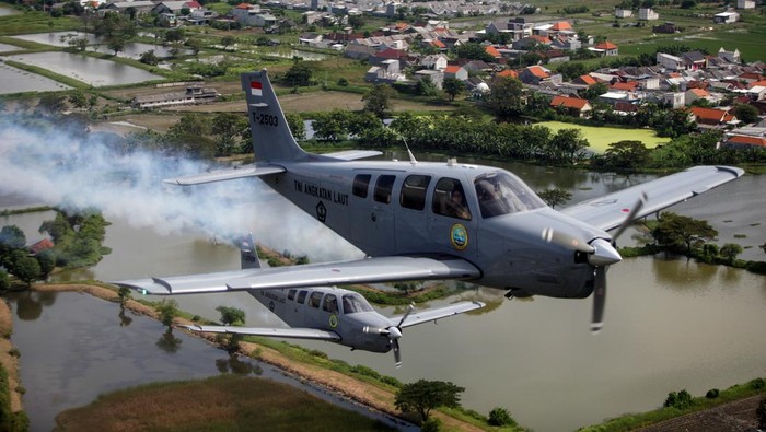 Mengudara Bersama Bonanza G-36 Jelang HUT Penerbangan TNI AL Komandan Skuadron 600 Mayor Laut (P) A Ervan Gustanto (kiri) Lettu Laut (P) Judistira Permana (tengah) menerbangkan pesawat Bonanza G-36 Skuadron 200 Wing Udara 2 Puspenerbal saat latihan terbang di Lanudal Juanda, Surabaya, Jawa Timur, Rabu (8/6/2022). Latihan pesawat Bonanza G-36 tersebut untuk memeriahkan acara