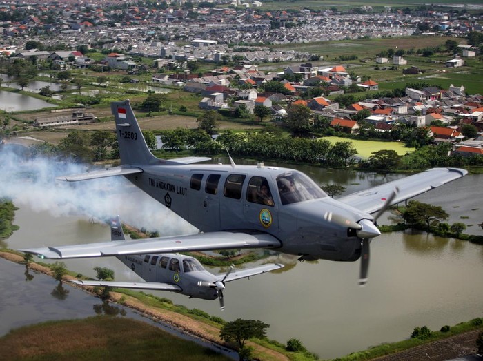 Komandan Skuadron 600 Mayor Laut (P) A Ervan Gustanto (kiri) Lettu Laut (P) Judistira Permana (tengah) menerbangkan pesawat Bonanza G-36 Skuadron 200 Wing Udara 2 Puspenerbal saat latihan terbang di Lanudal Juanda, Surabaya, Jawa Timur, Rabu (8/6/2022). Latihan pesawat Bonanza G-36 tersebut untuk memeriahkan acara 