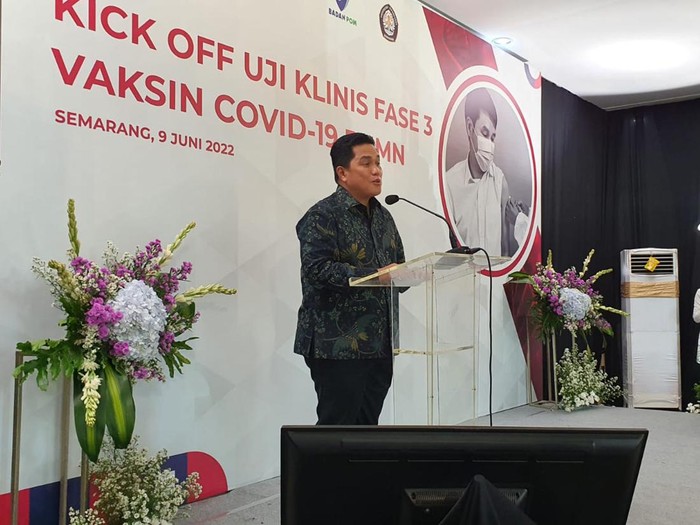 Menteri BUMN Erick Thohir saat dalam acara Kick Off Uji Klinis Fase 3 Vaksin COVID-19 BUMN di Laboratorium Sentral Fakultas Kedokteran Universitas Diponegoro, Semarang, Kamis (9/6/2022).