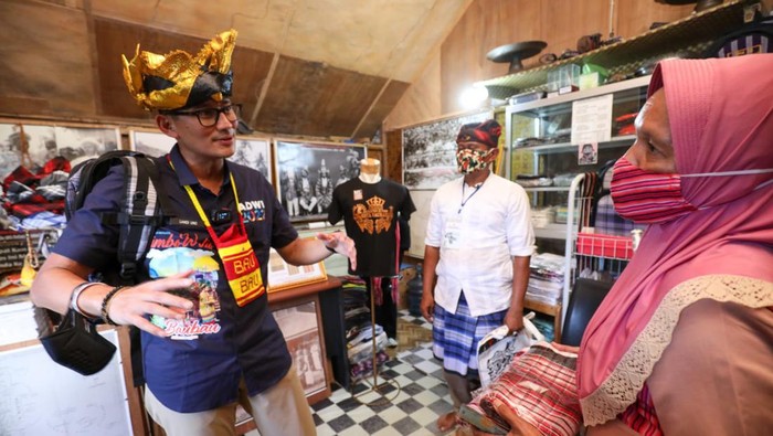 Menteri Pariwisata dan Ekonomi Kreatif Sandiaga Uno bertemu pelaku UMKM di Desa Wisata Baubau