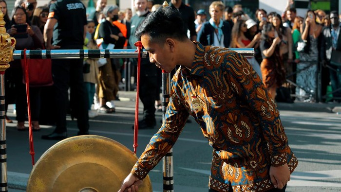 Meriahnya Pembukaan Shopee Java in Paris, Pamerkan Produk-Budaya RI Program Shopee Java in Paris resmi dibuka 8-17 Juni 2022. Kolaborasi antara Shopee, Pemkot Surakarta, KBRI di Paris, dan BHV Marais Paris ini menghadirkan ratusan produk UMKM RI.