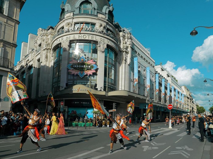 Program Shopee Java in Paris resmi dibuka 8-17 Juni 2022. Kolaborasi antara Shopee, Pemkot Surakarta, KBRI di Paris, dan BHV Marais Paris ini menghadirkan ratusan produk UMKM RI.