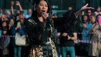 Penyanyi Anggun C. Sasmi turut memeriahkan opening ceremony dengan tampil menyinden untuk pertama kalinya bersama puluhan pekerja seni asal Solo.