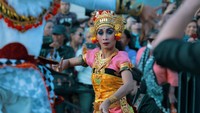 Ada juga penampilan tarian Sinta di opening ceremony Shopee Java in Paris yang akan memperkenalkan berbagai produk UMKM lokal untuk semakin dikenal pasar global.