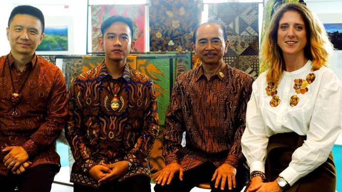 Program Shopee Java in Paris resmi dibuka 8-17 Juni 2022. Kolaborasi antara Shopee, Pemkot Surakarta, KBRI di Paris, dan BHV Marais Paris ini menghadirkan ratusan produk UMKM RI.