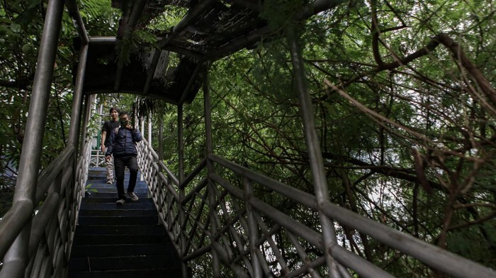 Miris, Kondisi JPO di Tangerang Ini Bak Hutan Belantara Pejalan kaki berjalan di jembatan penyebrangan orang (JPO) yang tidak terawat di Jalan Jendral Sudirman, Kota Tangerang, Banten, Rabu (8/6/2022). Kondisi jembatan penyebrangan yang tak terawat tersebut mengurangi kenyamanan para pejalan kaki yang menggunakannya terlebih saat hujan. ANTARA FOTO/Fauzan/rwa.