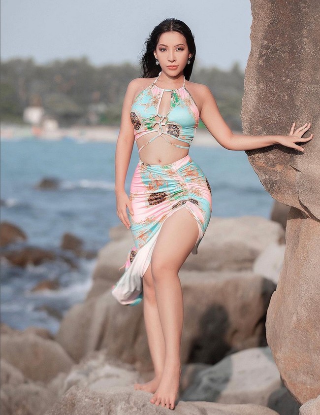 Di samping kesibukannya sebagai dokter, ia juga hobi pemotretan dengan busana seksi dan mengunggahnya di media sosial seperti Instagram dan Facebook. Sebab, jadi dokter adalah impian kedua orangtuanya, sedangkan ia sendiri lebih tertarik di dunia modeling. Foto: Instagram/@nangmwesan