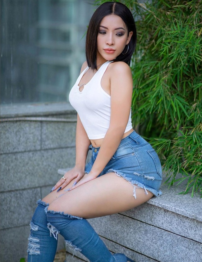 Kebiasaan Nang Mwe San yang sering unggah foto seksi membuatnya ditegur perusahaan tempatnya bekerja. Ia pun ditegur hingga diminta untuk resign. Foto: Instagram/@nangmwesan