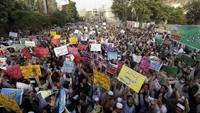 Ratusan warga berkumpul di Lahore, Pakistan, untuk ikut serta dalam aksi unjuk rasa mengecam komentar politikus India Nupur Sharma yang dianggap menghina Nabi Muhammad SAW.