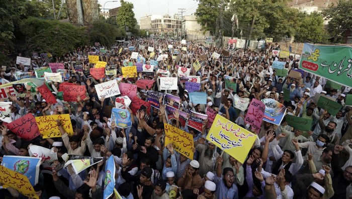Panas! Bendera India Dibakar Warga Pakistan Usai Nupur Sharma Hina Nabi Kecaman untuk politikus India Nupur Sharma yang hina Nabi Muhammad terus digelar di Pakistan. Usai bakar foto Nupur Sharma, demonstran turut bakar bendera India