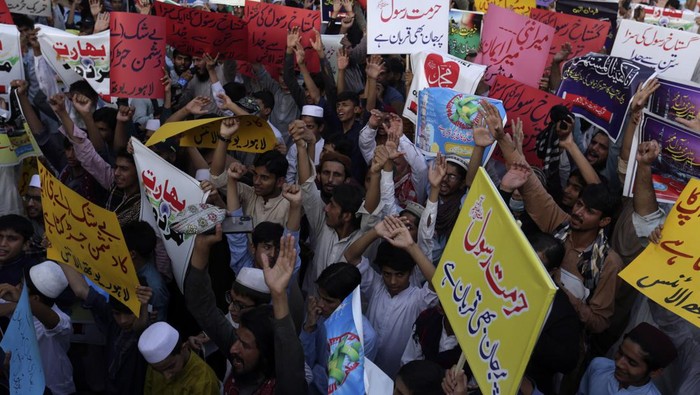 Panas! Bendera India Dibakar Warga Pakistan Usai Nupur Sharma Hina Nabi Kecaman untuk politikus India Nupur Sharma yang hina Nabi Muhammad terus digelar di Pakistan. Usai bakar foto Nupur Sharma, demonstran turut bakar bendera India