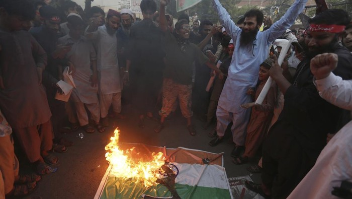 Panas! Bendera India Dibakar Warga Pakistan Usai Nupur Sharma Hina Nabi Kecaman untuk politikus India Nupur Sharma yang hina Nabi Muhammad terus digelar di Pakistan. Usai bakar foto Nupur Sharma, demonstran turut bakar bendera India