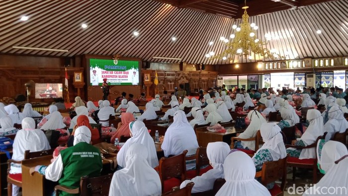 Para calon jemaah haji berkumpul di Pendapa Pemkab Klaten, Kamis (9/6/2022).