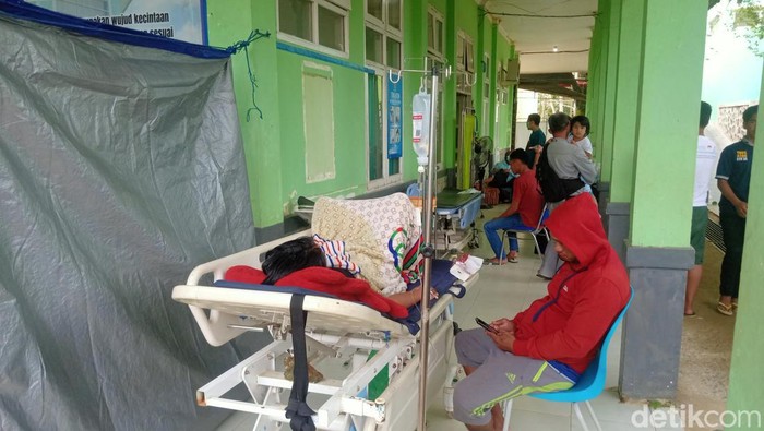 Pasien bertahan di koridor RSUD Mamuju karena khawatir gempa susulan